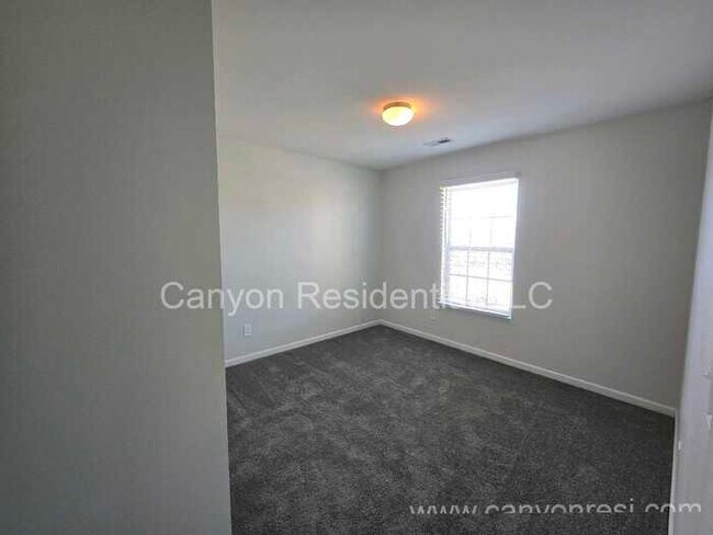 Building Photo - 4239 Oak Pointe Dr