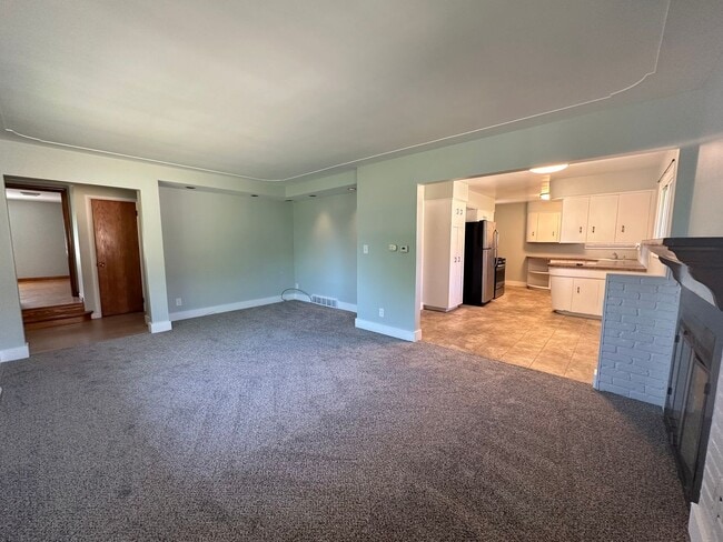 Building Photo - Three Bedroom Single Family Home on NW Side!