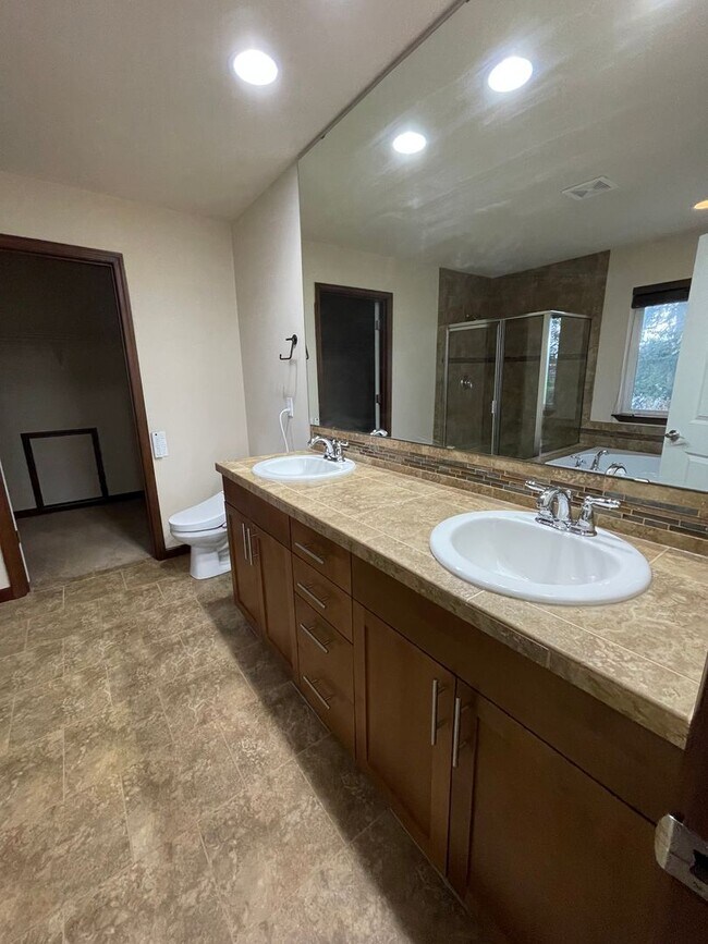 Building Photo - ***PENDING APPLICATION***Gorgeous, Spacious Home Close to Everything!