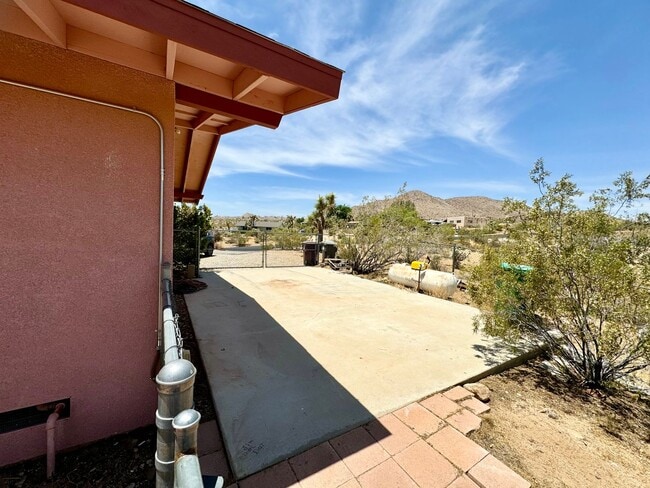 Building Photo - Come soon! 2 Bedroom home