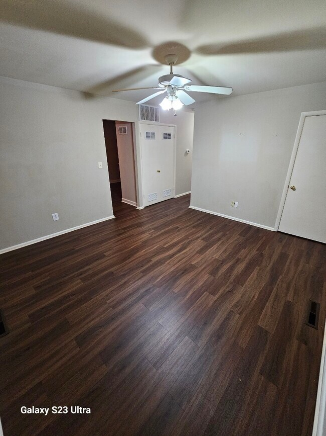 Building Photo - 3415 Emerald Dr