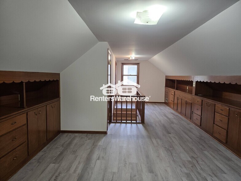 Building Photo - 810 3rd Ave E