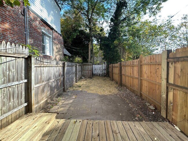 Building Photo - 123 S Poppleton St