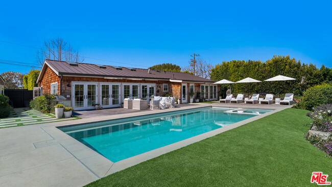 Building Photo - 6540 Dume Dr