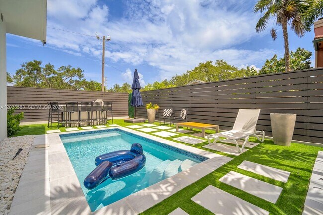 Building Photo - Northeast 2nd Street, Fort Lauderdale, FL 33301 - 3 BR 4 BA townhouse