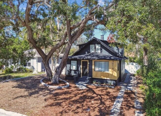 Building Photo - Housing Voucher Accepted: Charming 4-Bedro...