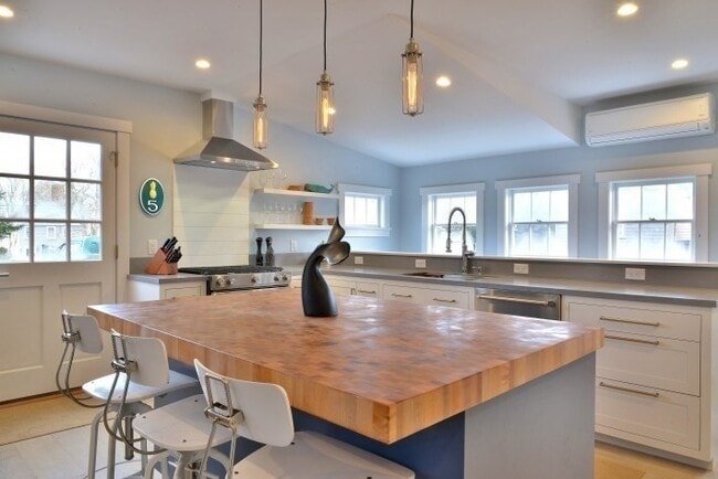 Building Photo - 5 Green Ln