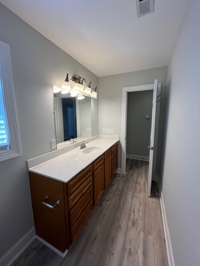 Building Photo - Lovely Home in the Love Grove subdivision!