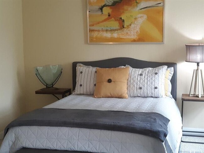 Building Photo - 300 W Peachtree St NW