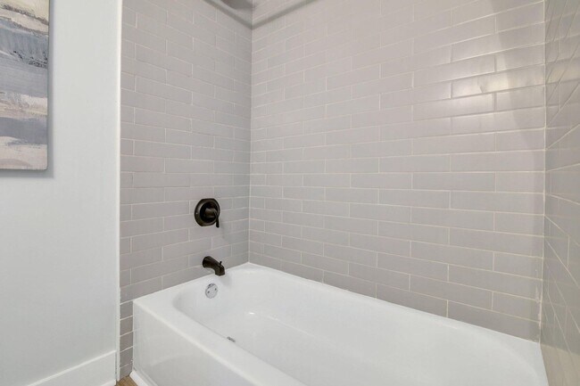 Building Photo - Beautifully renovated 3 bedroom, 2 bathroom home in the heart of North Charleston
