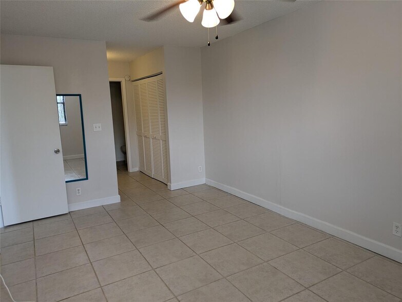 Building Photo - 2771 Riverside Dr