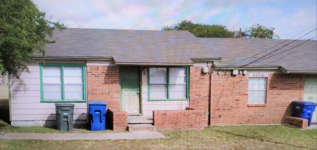 Building Photo - 404 S 2nd St