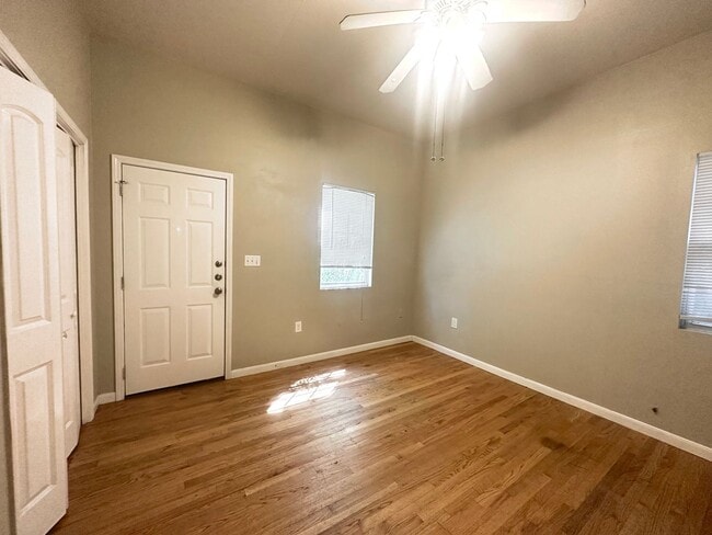 Building Photo - 5 Bed/ 3 Bath
