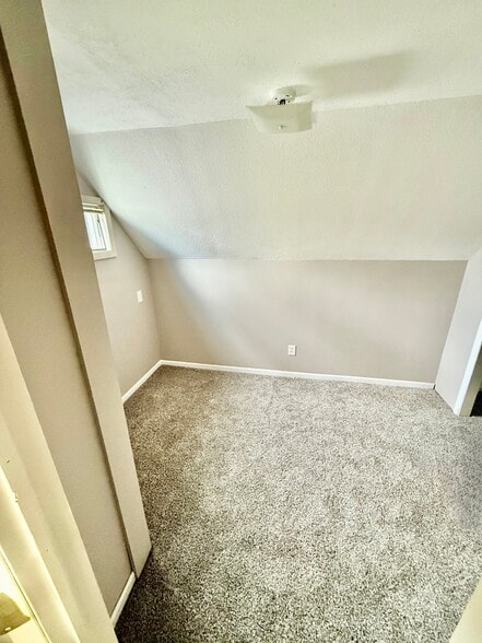 Building Photo - 220 W 15th St