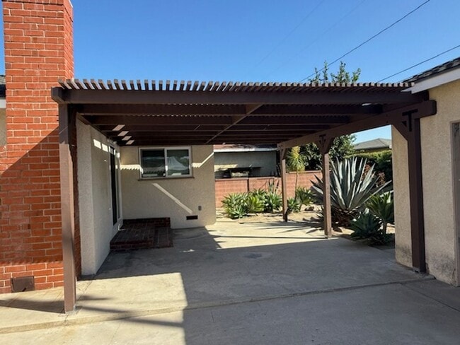 Building Photo - WONDERFUL LAKEWOOD HOME-NEW ON MARKET!!
