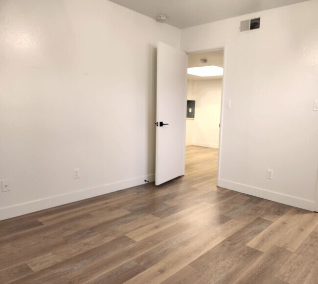 Building Photo - 1221 N 85th Pl