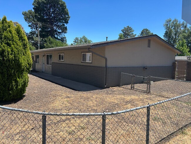 Building Photo - 2405 E Dortha Ave