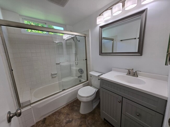 Building Photo - Spacious Northridge Family home near the N...