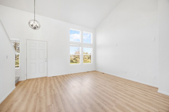 Building Photo - 2 bed/ 2.5 bath duplex in established neighborhood with corner lot