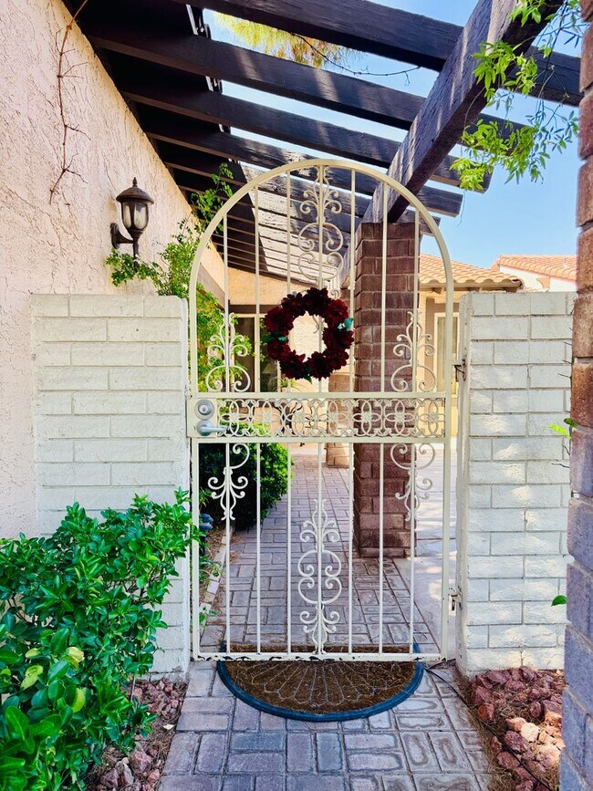 Building Photo - Available August 1st! Beautiful fully furnished single-story home located in the prestigious Span...