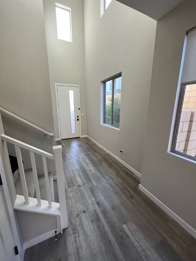 Building Photo - Beautiful 3 Bedroom Townhome in the Southw...