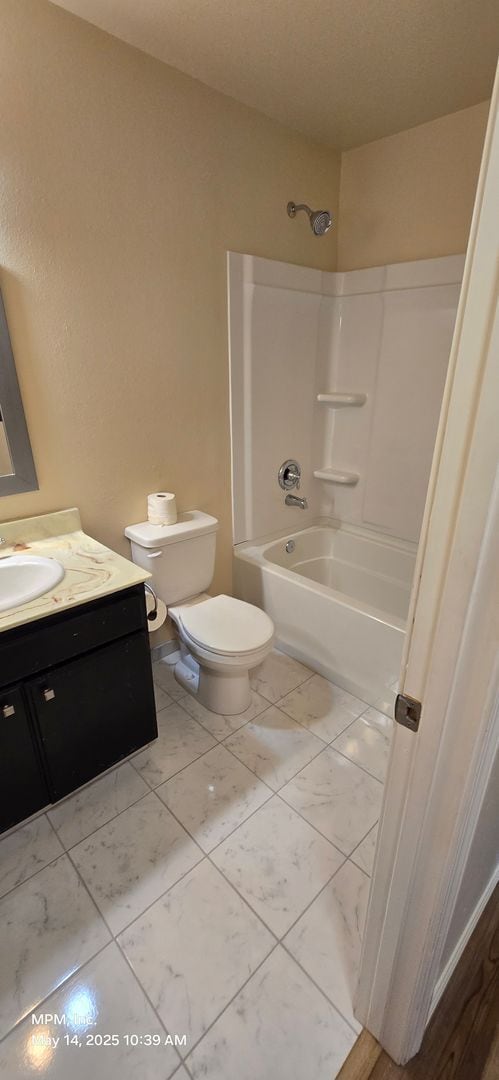 Building Photo - 4 Bedroom 2 bath home with 2 car garage, y...