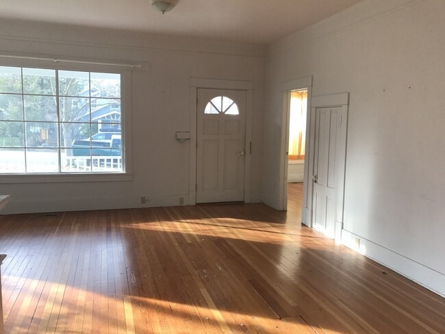 Building Photo - Large, Centrally Located Craftsman Home in...