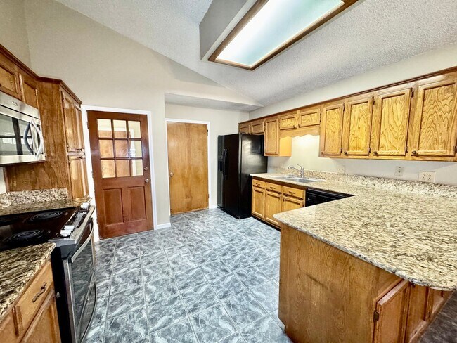 Building Photo - Prime Baton Rouge Location! 3BR Garden Home Across from Perkins Rowe