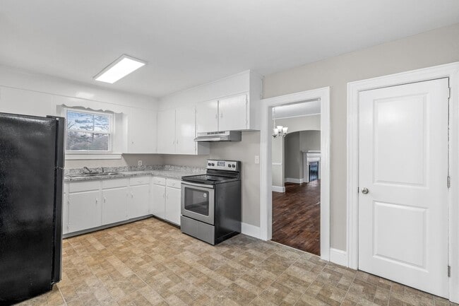 Building Photo - SW, Large Brick Two Bedroom PLUS Two Sun-Rooms, Hardwoods, LR & Separate DR, Fire Place!