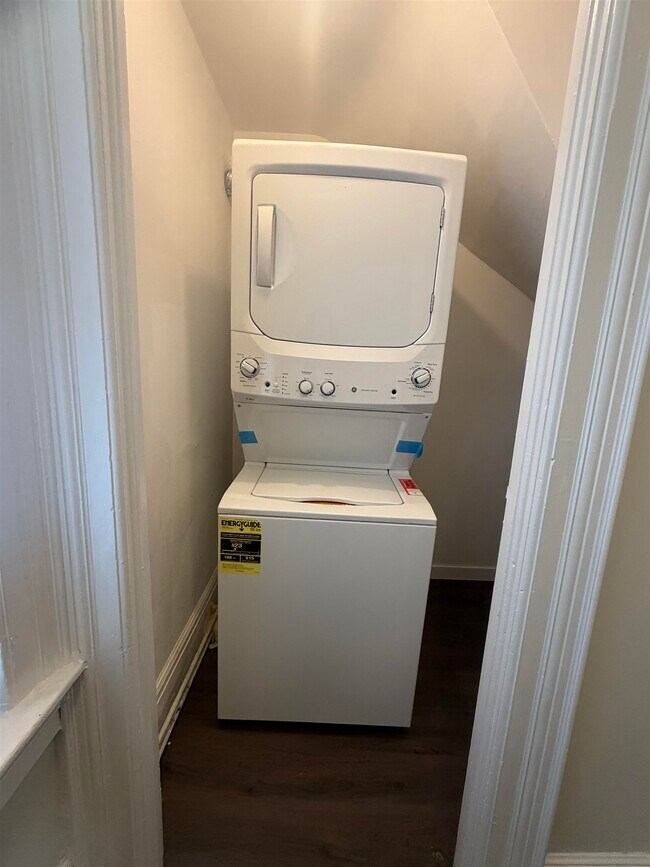 Building Photo - 70 Charles St