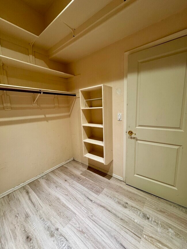 Building Photo - FOR RENT