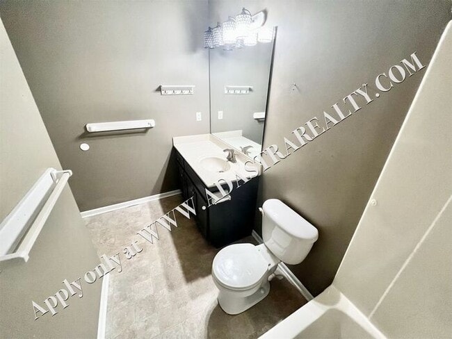 Building Photo - Spacious Shawnee Townhome 3 Bed/3 Bath-Com...