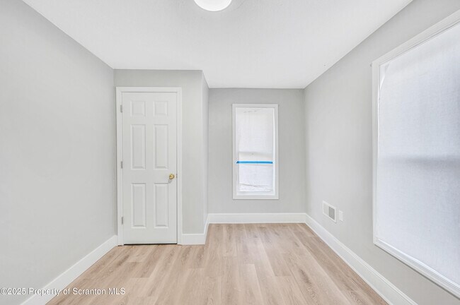 Building Photo - 1413-1415 N Lincoln Ave