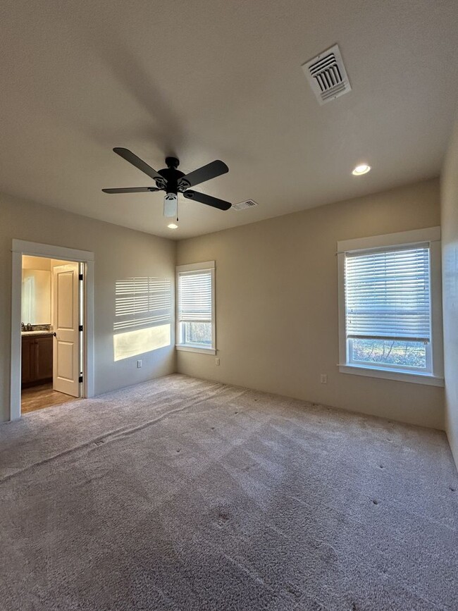 Building Photo - 3 Bedroom 2 Bath Townhome with Attached Ga...