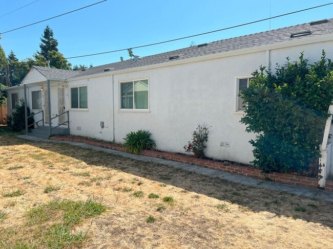 Primary Photo - CHARMING 1bd/1ba DUPLEX TUCKED AWAY OFFTHE...