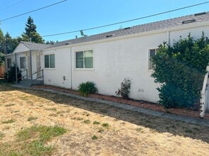 Building Photo - CHARMING 1bd/1ba DUPLEX TUCKED AWAY OFFTHE...