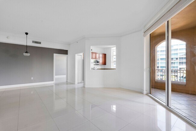 Building Photo - 3001 NE 185th St