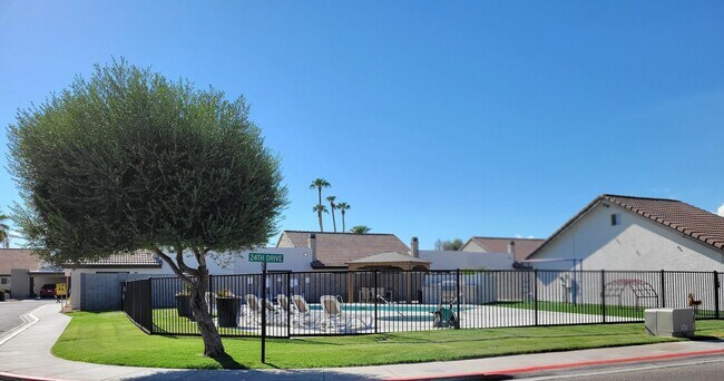 Building Photo - Fully Remodeled! 2 bed 2 bath Town-home in Central Phoenix!! Gated Community with Pool!