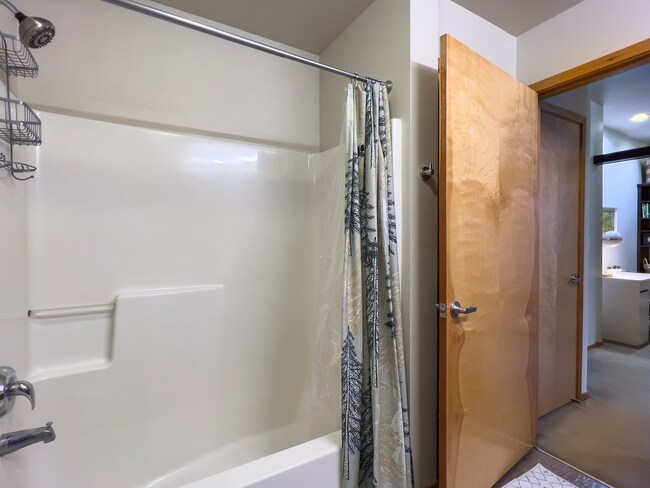 Building Photo - NW 1 Bed 1 Bath + a Den in the Pearl District! Includes W/D, Garage Parking and Storage!