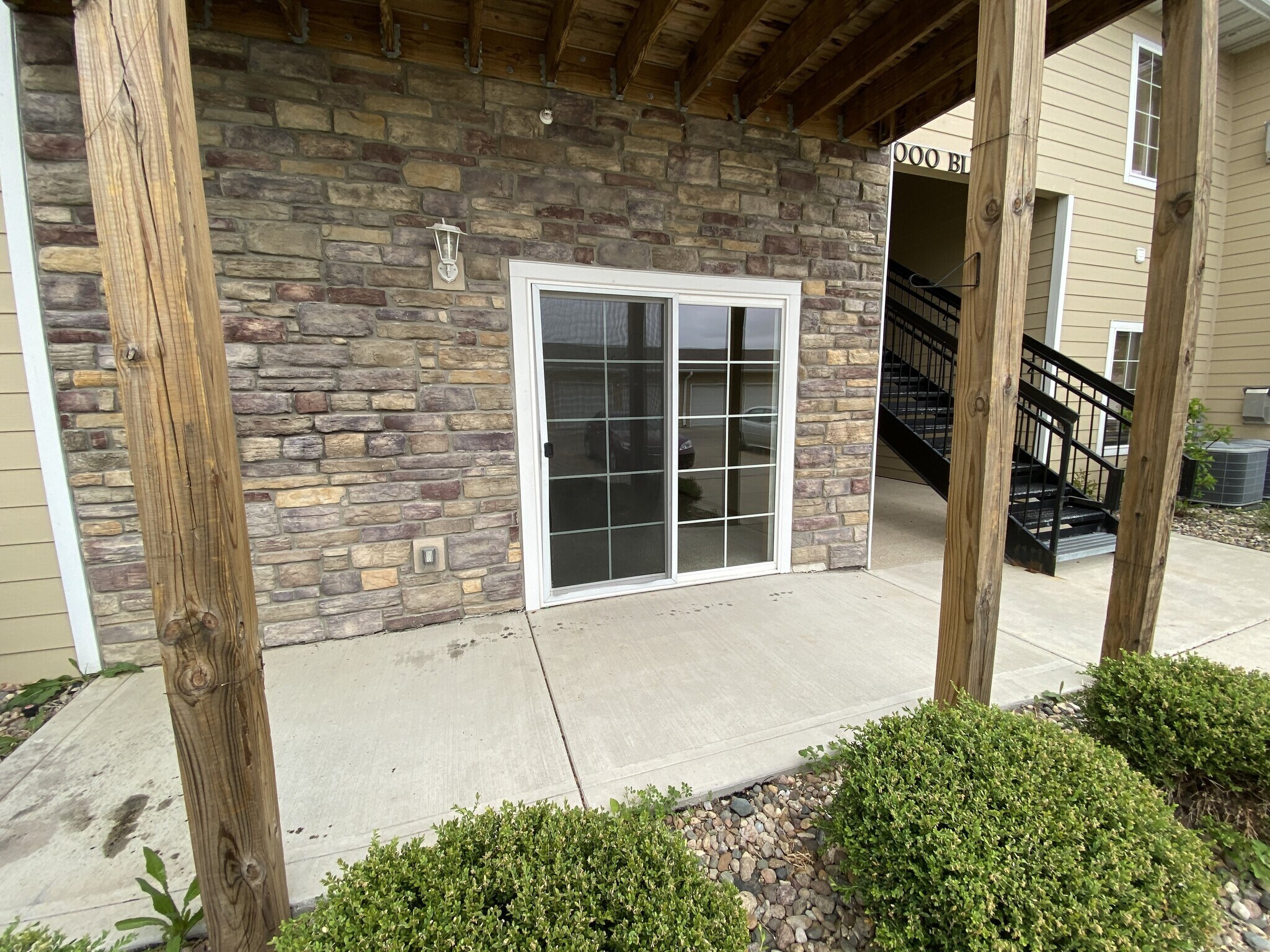 Building Photo - 2000 Meadow Ct