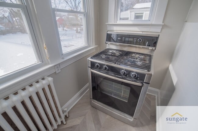 Building Photo - 3043 Pinewood Ave