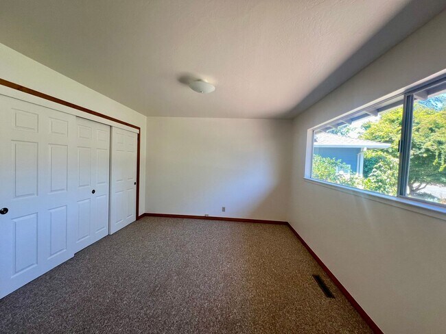 Building Photo - Charming 3 Bedroom 2 Bath home with large ...