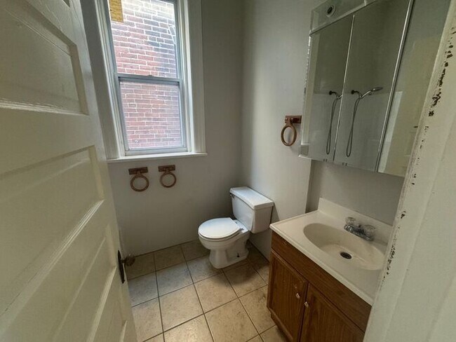 Building Photo - 2 bed/1 Bath South City Duplex Apartment