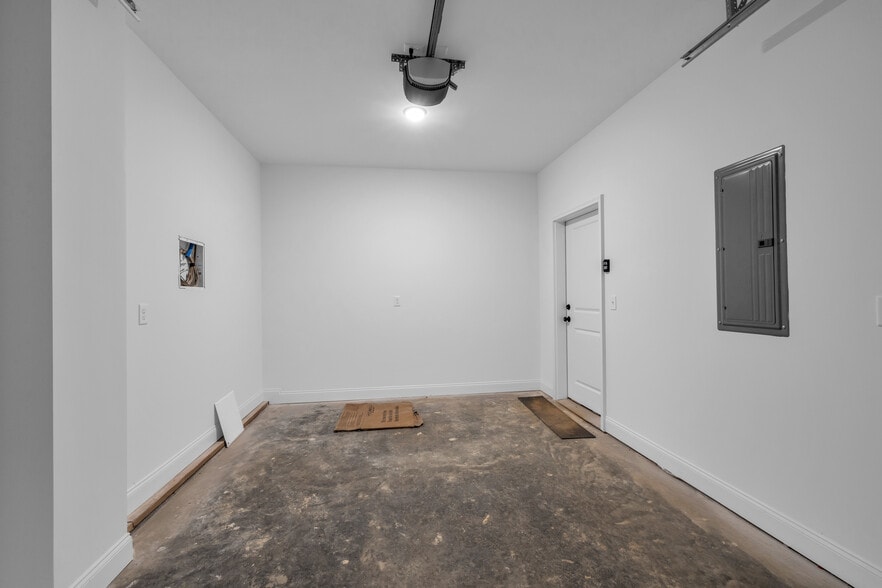 Building Photo - 5563 Stream Ln