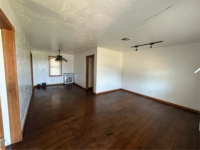Building Photo - 2Bed 1Bath Northside Home!