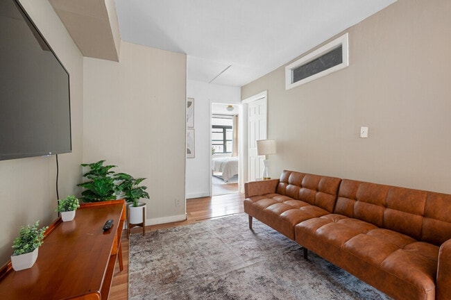 Building Photo - 309 W 28th St