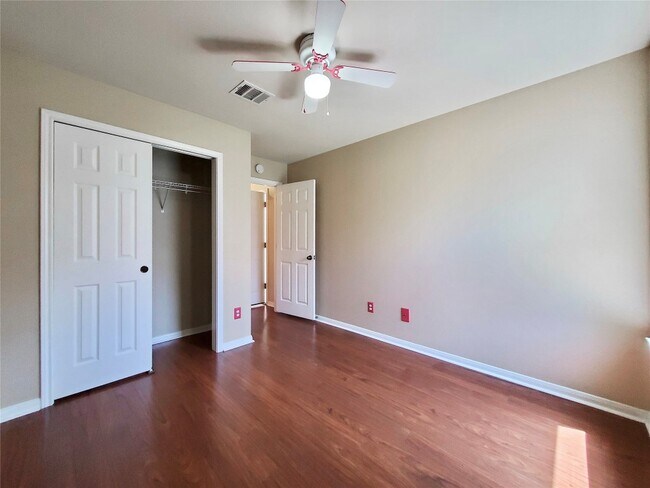 Building Photo - 491 Goldenrod St