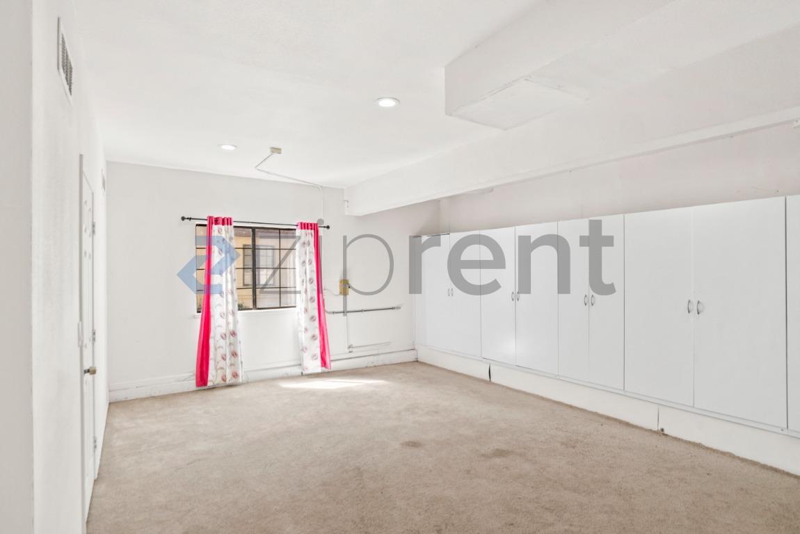 Building Photo - Unit