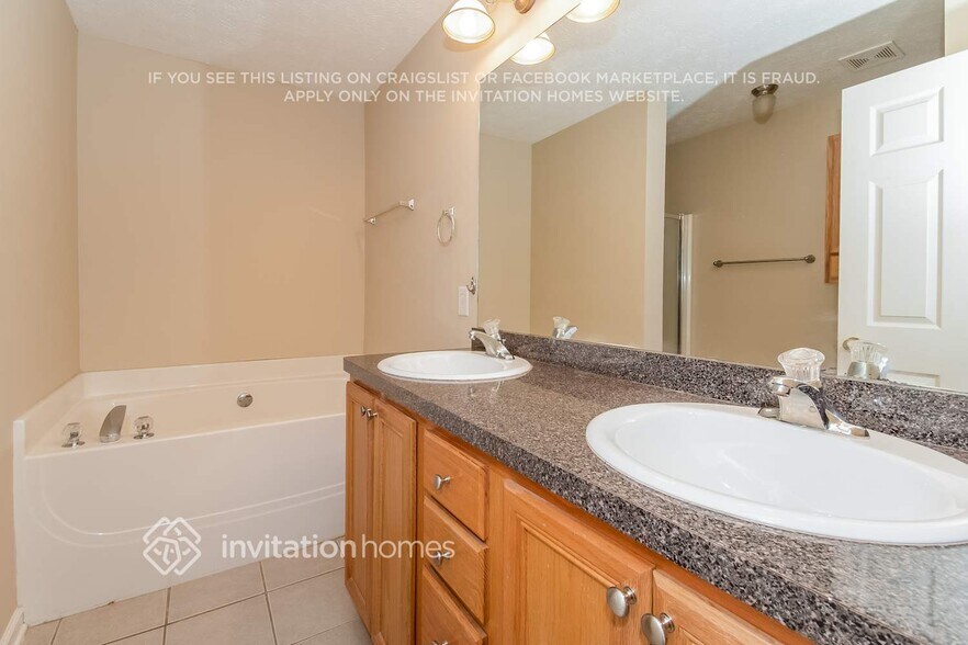 Building Photo - 23 Roxbury Ln