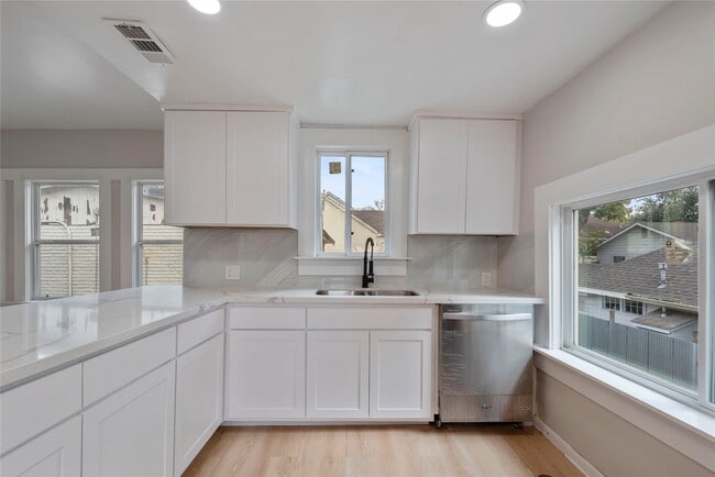 Building Photo - 615 Pacific St